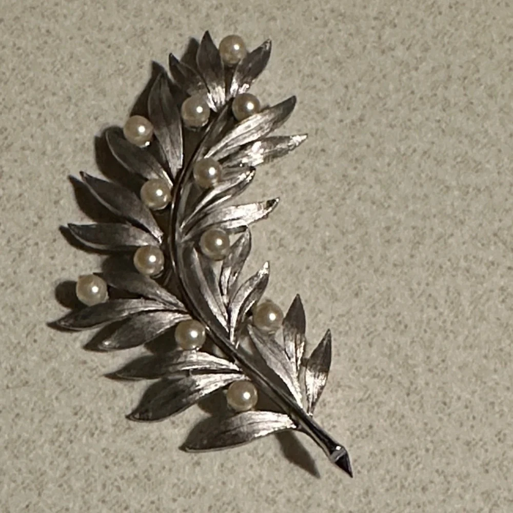 Vintage Crown Trifari Silver tone Leaf Brooch with faux Pearls (805)